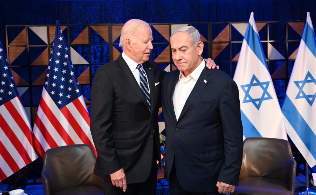 Por segunda vez durante su presidencia, Joe Biden visitó a un aliado demócrata mientras se encontraba bajo ataque militar.  Su respuesta al ataque de Hamas contra Israel ha sido compasiva y fuerte.  Sus competentes habilidades diplomáticas le han recordado al mundo que Estados Unidos ha reemplazado a un presidente autocrático, cruel y no cualificado por un hombre experimentado, moral y solidario.  Biden vuelve a hacer que Estados Unidos se sienta orgulloso.