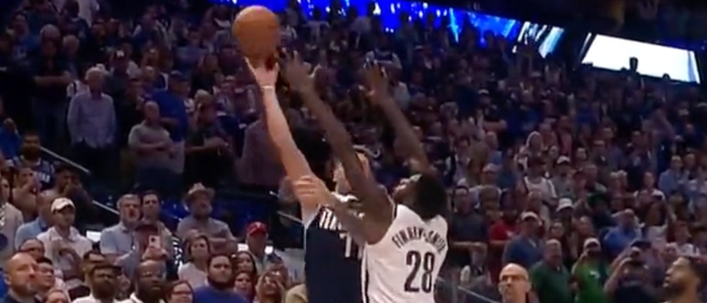 Luka Doncic de alguna manera apostó en un tres con una sola mano