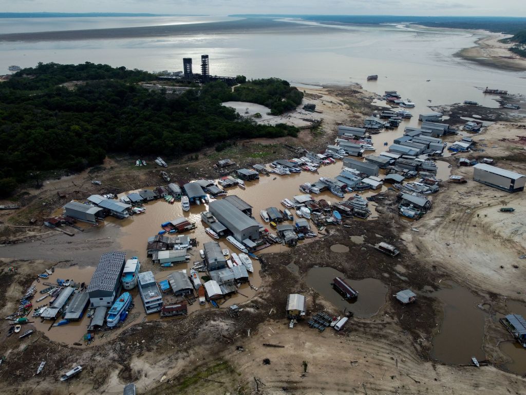 La sequía extrema en el Amazonas expone antiguas docenas de formaciones rocosas y tallas