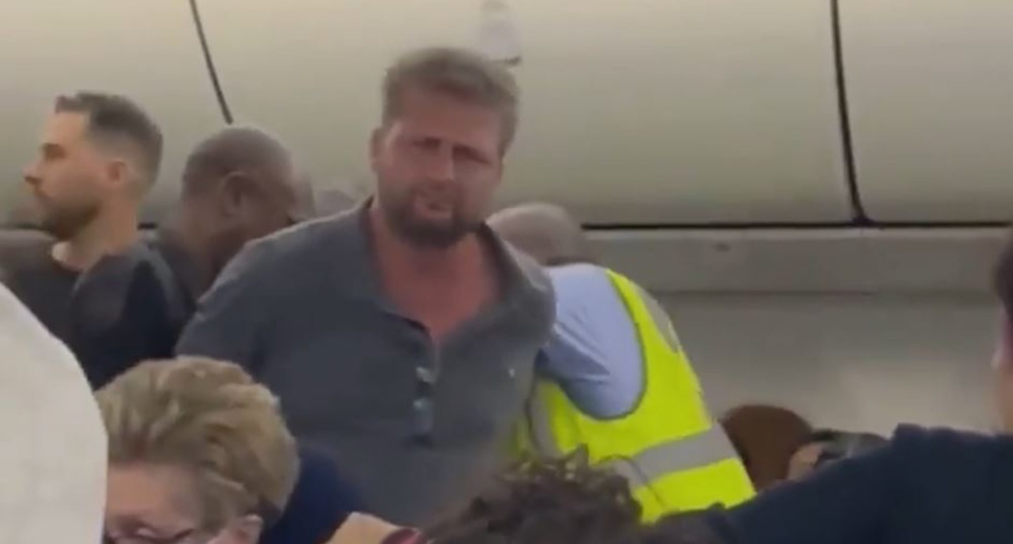 Pelea de pasajeros obliga a un aterrizaje de emergencia en Barajas ⋆