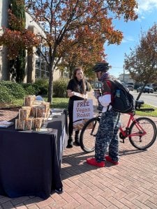 ¡Comida gratis!  PETA repartirá docenas de asados ​​’ThanksVegan’ en Vancouver