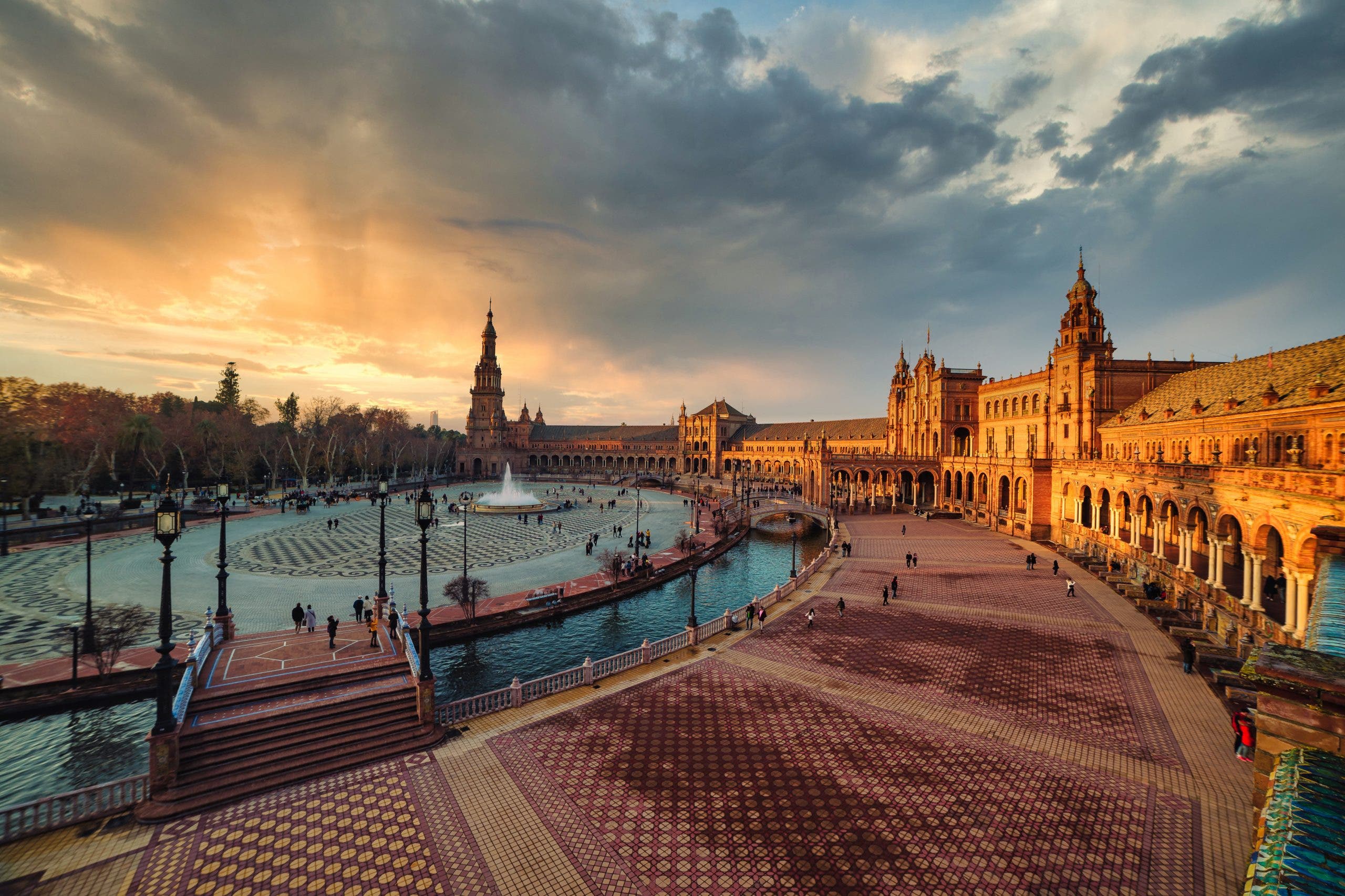 Los habitantes de Sevilla están indignados por el artículo del Daily Mail que coloca a la ciudad en la lista de destinos “horteras” que los británicos deben evitar, gracias a los “británicos borrachos”