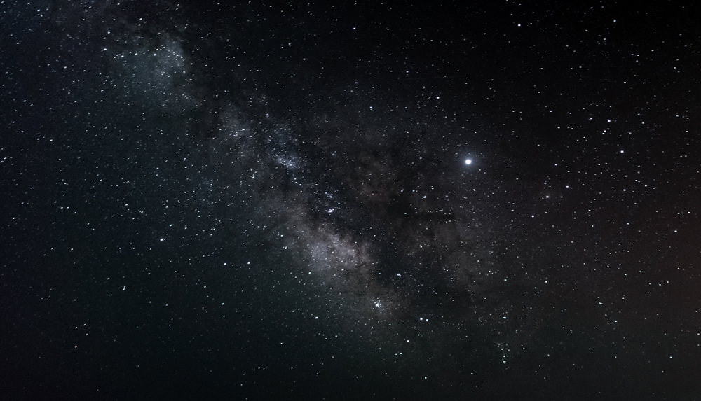 ¿Por qué el espacio es tan oscuro aunque el universo esté lleno de estrellas?