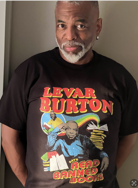 GQ sobre la camiseta exclusiva “Read Banned Books” de LeVar Burton y MoveOn para la Semana Nacional del Libro Prohibido