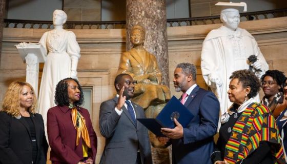 El grupo negro del Congreso toma juramento al miembro número 60 Gabe Amo, representante estadounidense recién elegido de Rhode Island