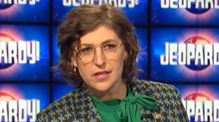 La presentadora de ‘Jeopardy’ Mayim Bialik defiende a Israel como su ‘patria’ – critica a Alma Mater UCLA por antisemitismo