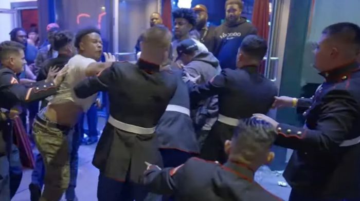 MIRAR: Marines se involucran en una pelea callejera masiva con civiles en Texas después de que le quitaran el teléfono celular a una mujer