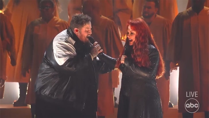 Wynonna Judd aparentemente no puede mantenerse sola durante la actuación de CMA, los fanáticos están ansiosos