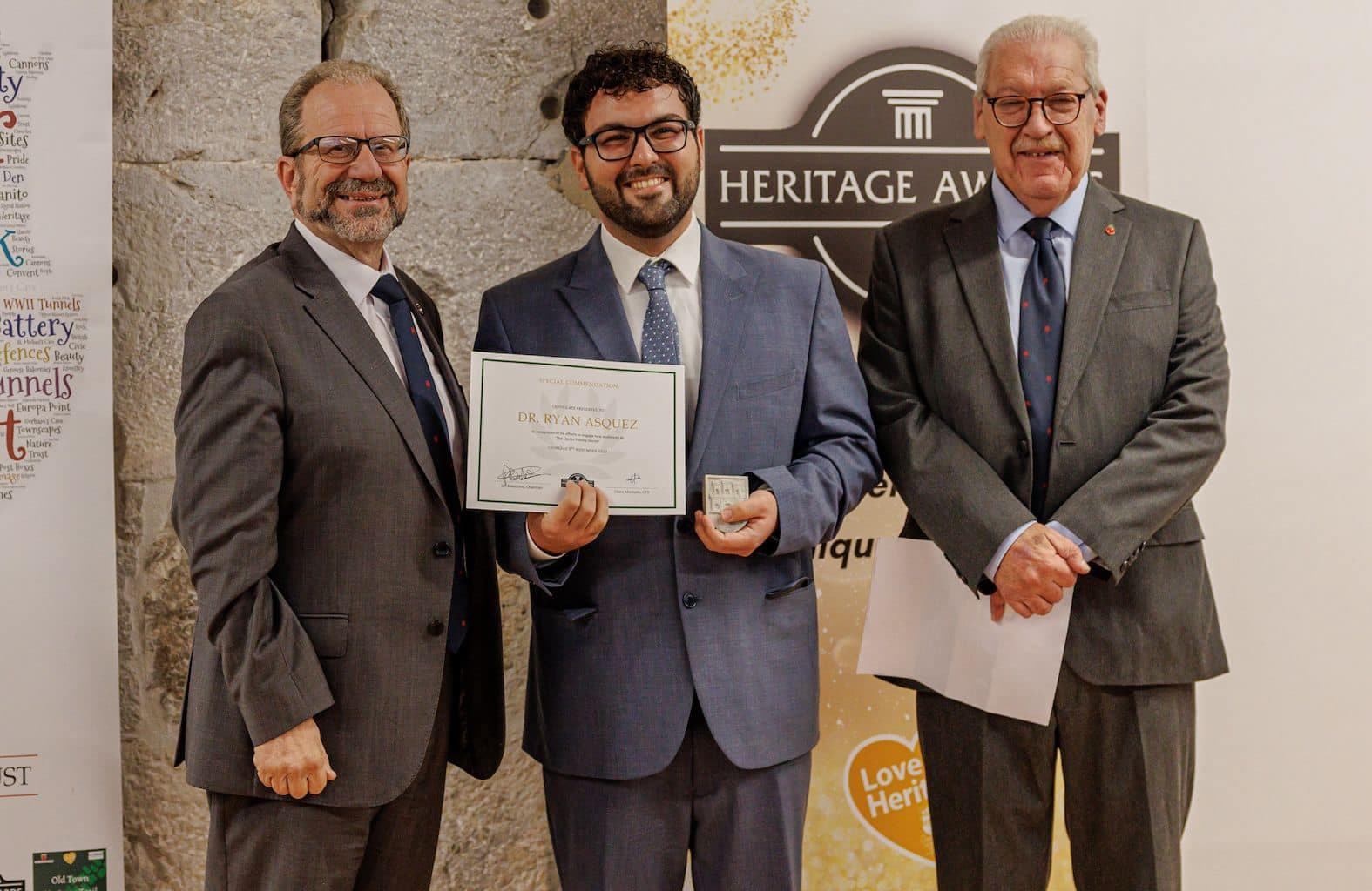 Vlogger de historia de las redes sociales recibe premio de herencia mientras celebra un año de sus videos en línea ‘Llanito’