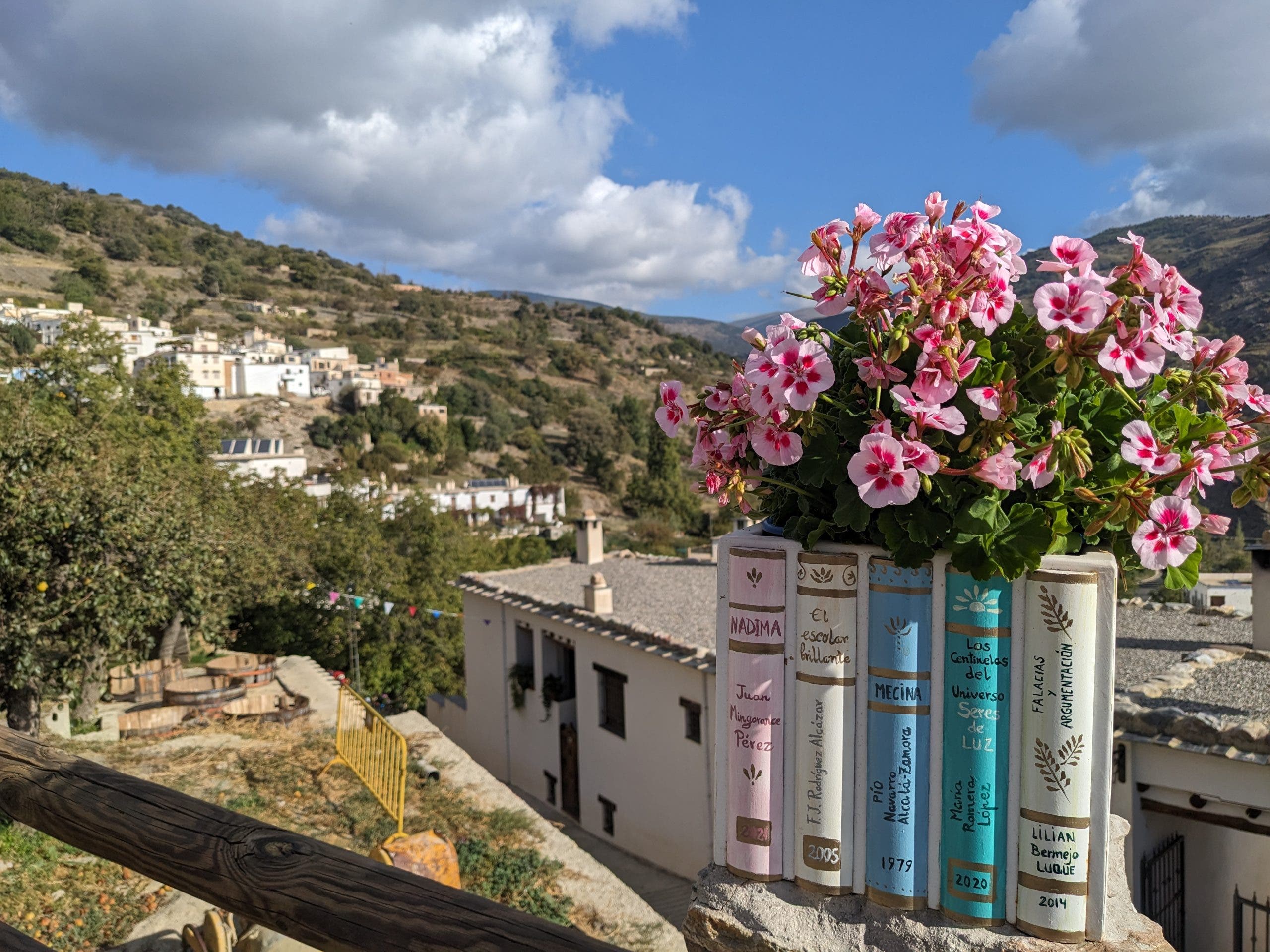 Escape literario: desde contenedores con tapas de Harry Potter hasta macetas con poesía inscrita, ¿es ESTA ciudad andaluza el rincón más culto del interior de España?