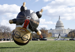 15 pies.  Inflable Santos pide expulsión frente al Capitolio