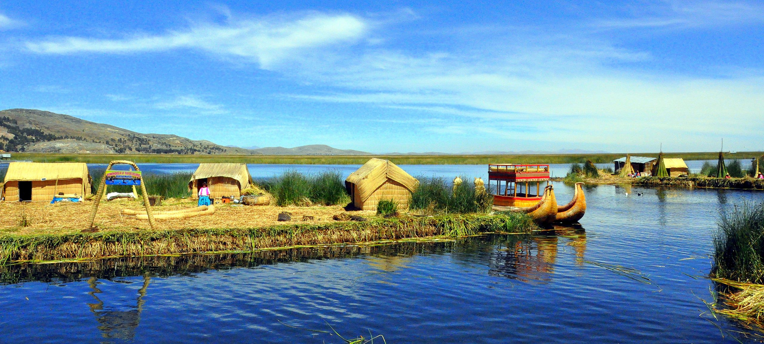 Visita las islas artificiales flotando en el lago Titicaca.