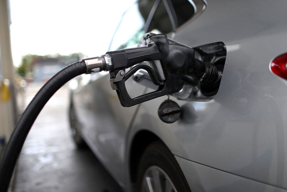 Los precios de la gasolina se desploman justo a tiempo para el Día de Acción de Gracias