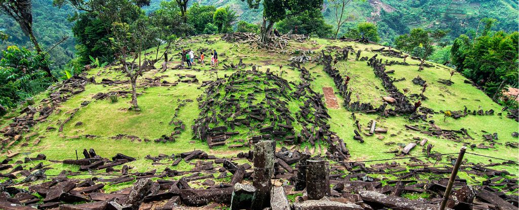 La pirámide gigante enterrada en Indonesia podría ser la más antigua del mundo: ScienceAlert
