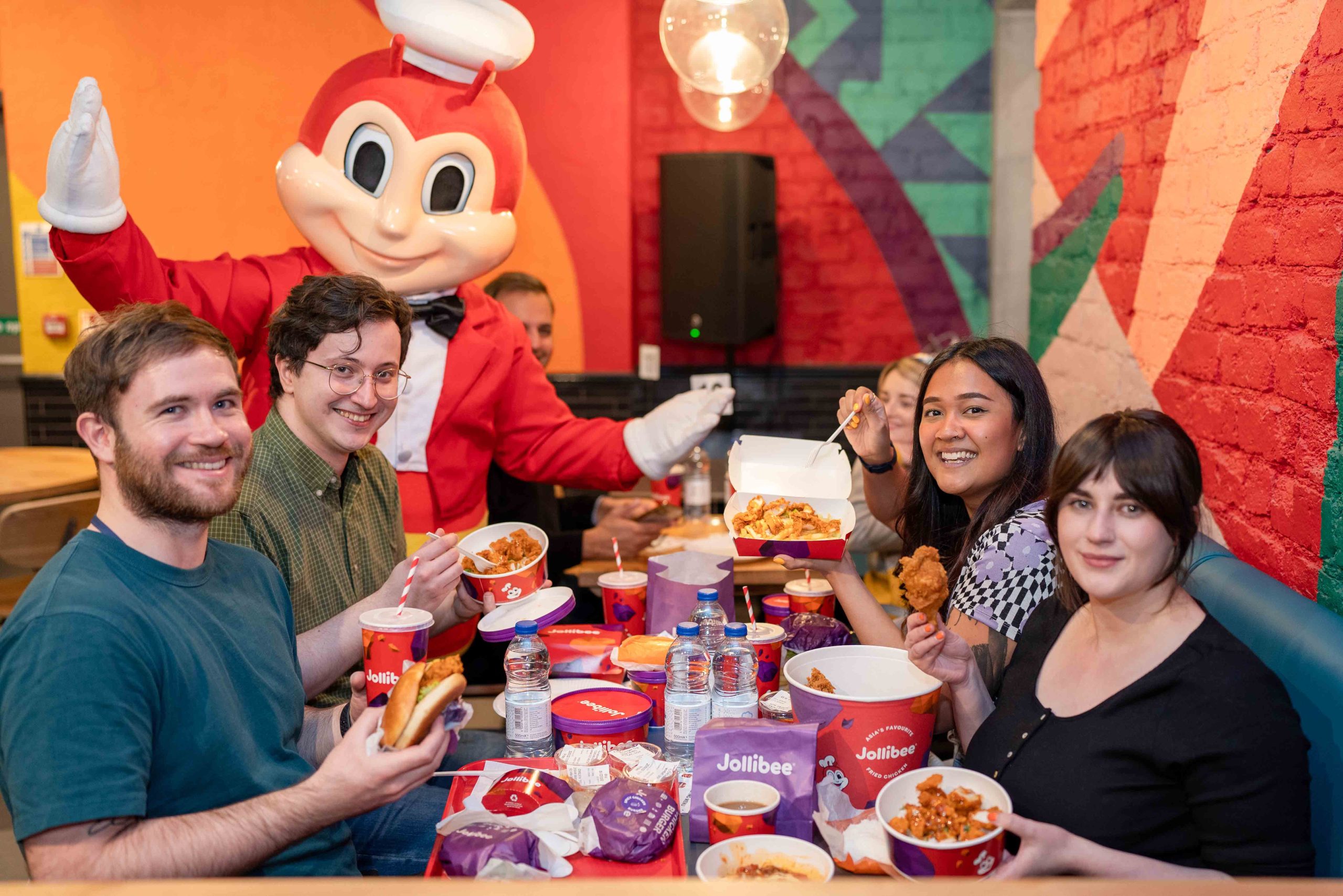 Jollibee UK informa un sólido crecimiento en el tercer trimestre de 2023 impulsado por la fuerte demanda de los consumidores