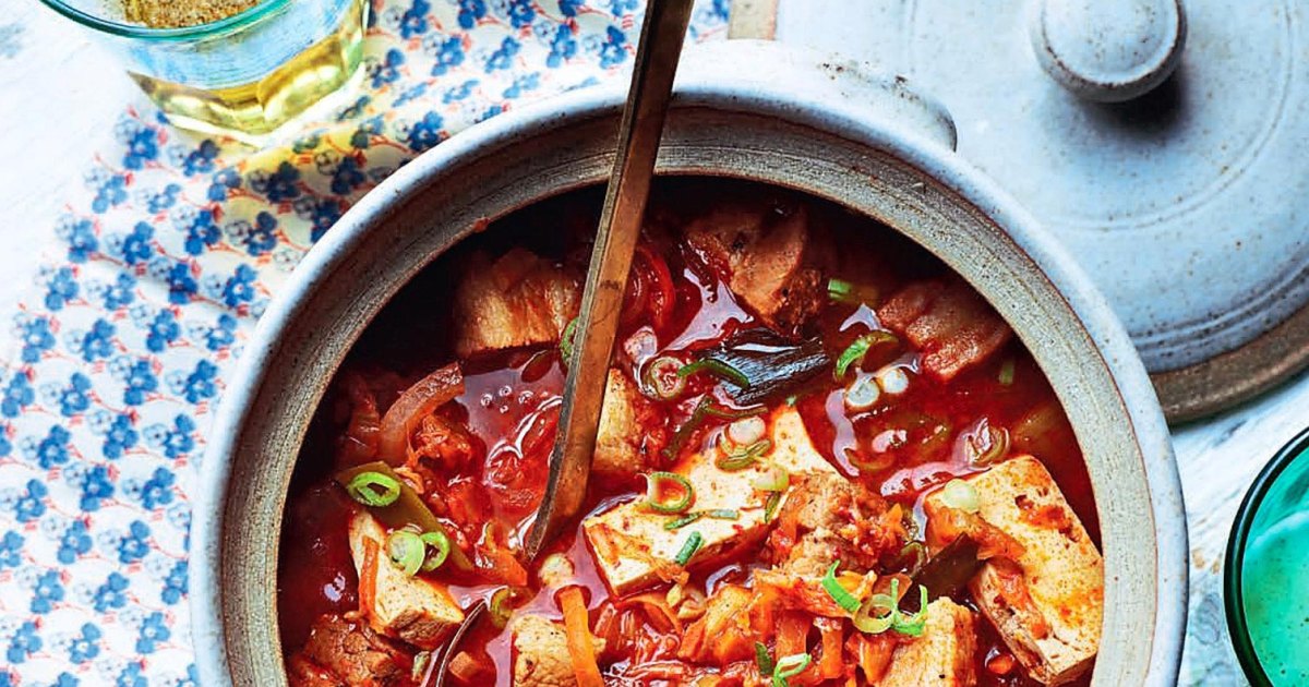 Recetas de un tazón de Bo Kho, kimchi y pollo Korma