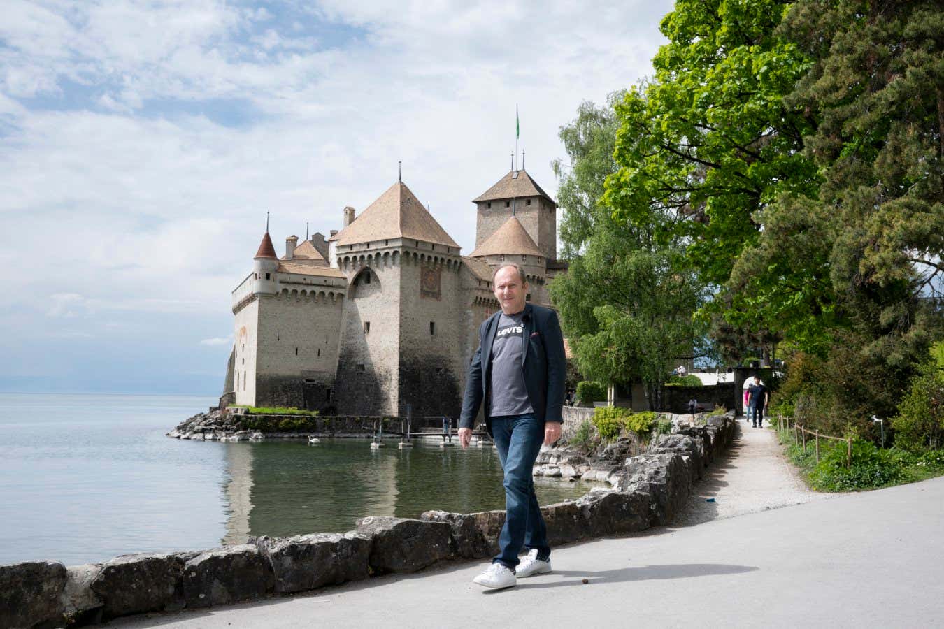 Un estimulador de columna permite a un hombre con Parkinson grave caminar sin caerse