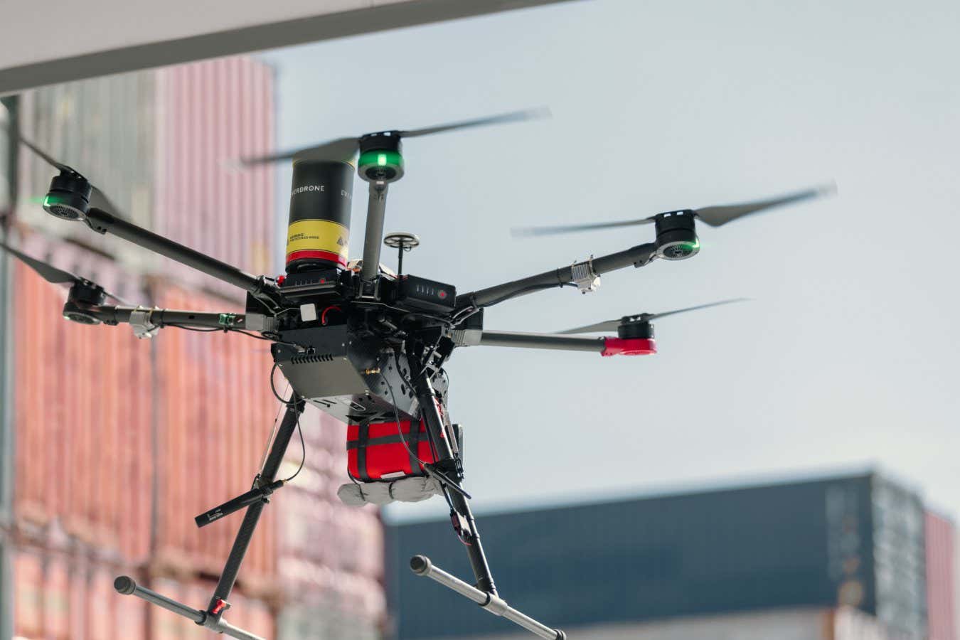 Un dron entrega desfibriladores para un paro cardíaco más rápido que una ambulancia