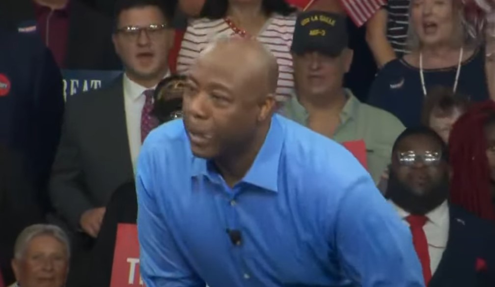 Tim Scott deja a su personal en Iowa al abandonar su campaña presidencial