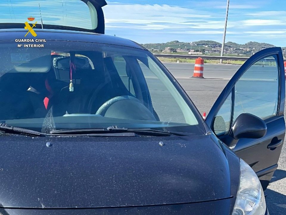 Captan a pareja en Los Montesinos tirando droga por la ventanilla del coche