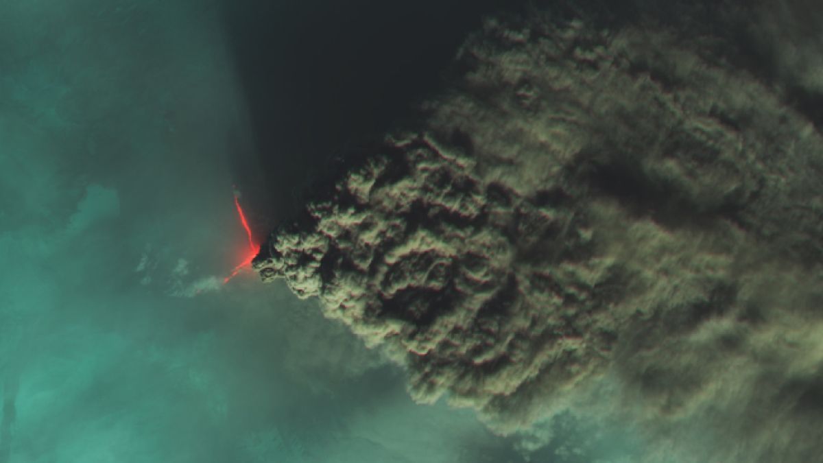 Los satélites observan cómo el volcán más alto de Rusia arroja una columna de humo de 1.600 kilómetros de largo (fotos)