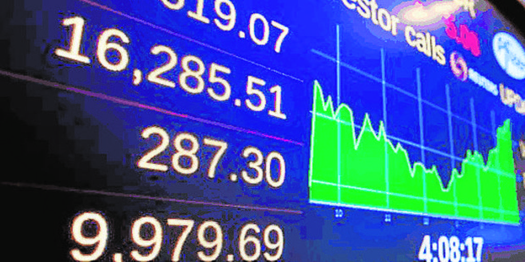 Los datos sobre empleo pesan sobre el dólar, el cambio de política del Banco de Japón impulsa al yen