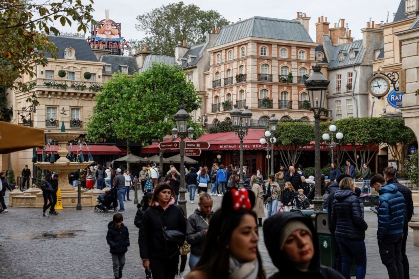 Fuerte viento rompe un poste de luz en Disneyland, hiriendo a tres personas