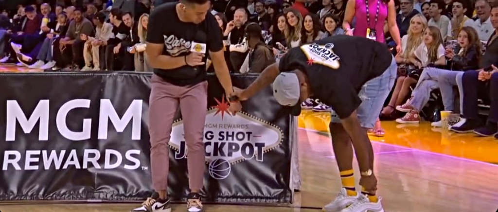 Un aficionado de los Lakers tuvo que ser ayudado a levantarse de la cancha después de lesionarse en un tiro de media cancha