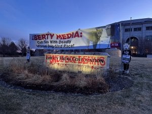 Última hora: Manifestantes de PETA encadenados en la sede de Liberty Media para destruir sus vínculos con una mortal carrera de trineos tirados por perros