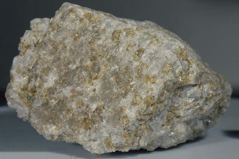 Los científicos encuentran hidrógeno en rocas lunares del Apolo, lo que sugiere que los astronautas pueden recolectar agua lunar
