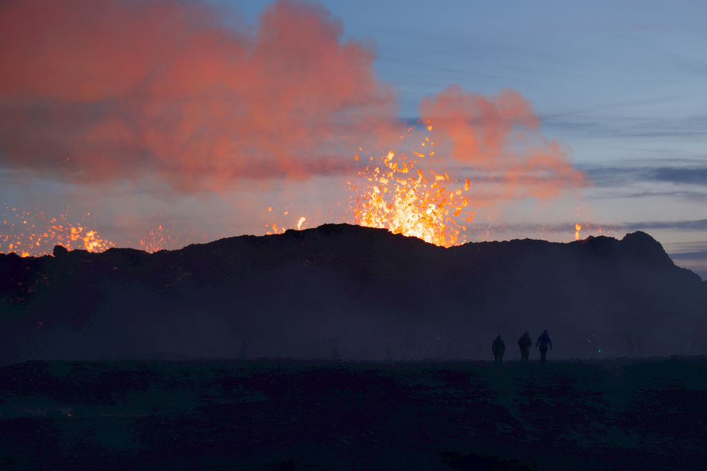 Volcán islandés a punto de hacer erupción con enormes fuentes de lava, advierten geólogos