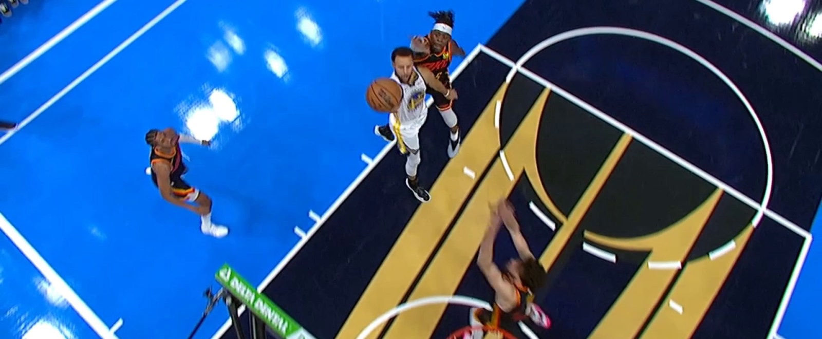 Los Warriors vencieron al Thunder en un salvaje inicio del torneo de temporada gracias a una bandeja ganadora de Steph Curry