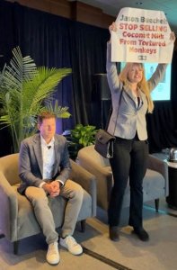 Video: PETA interrumpe el discurso del director ejecutivo de Whole Foods sobre las ganancias del abuso de los monos tailandeses