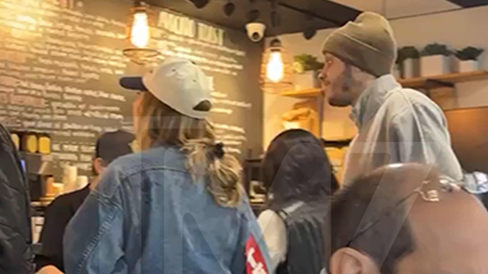 Pete Davidson aparece en Nueva York con su novia Madelyn Cline después de cancelar shows