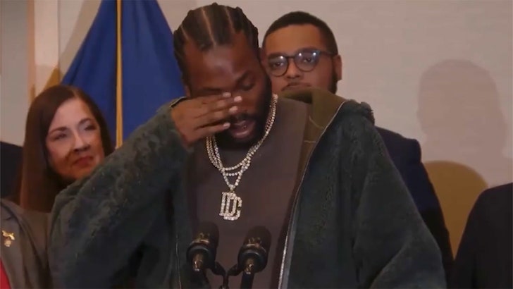 Meek Mill rompe a llorar en la firma de la factura de libertad condicional en Pensilvania