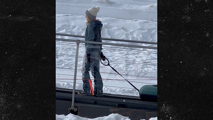 Gwen Stefani y Blake Shelton practican snowboard y tubing con jóvenes en Utah