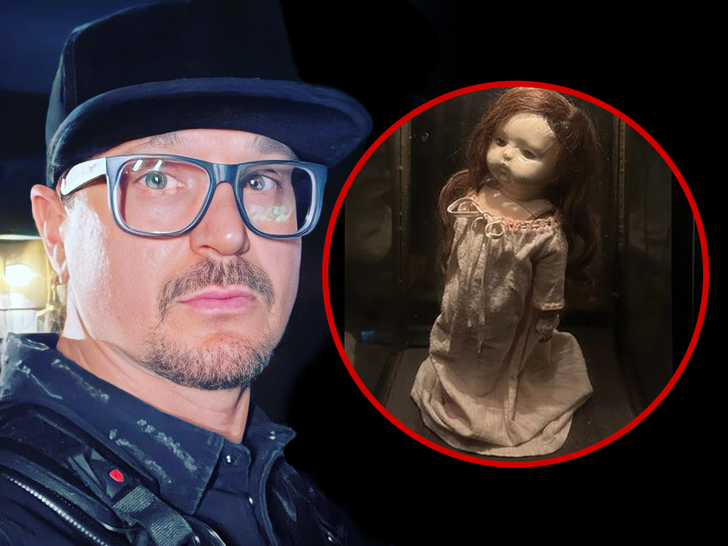 El visitante del museo embrujado de Zak Bagans se desmaya después del contacto con una muñeca espeluznante