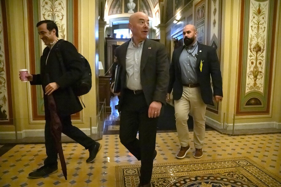 Las conversaciones del Senado sobre seguridad fronteriza continúan mientras Trump invoca la retórica de “sangre” de la era nazi contra los inmigrantes