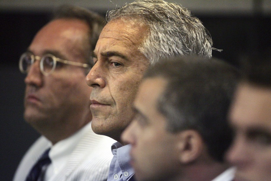 Juez ordena la divulgación de más de 150 nombres de personas mencionadas en los documentos de la demanda de Jeffrey Epstein