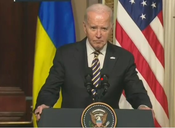 Biden derriba las mentiras republicanas sobre la ayuda a Ucrania frente al mundo