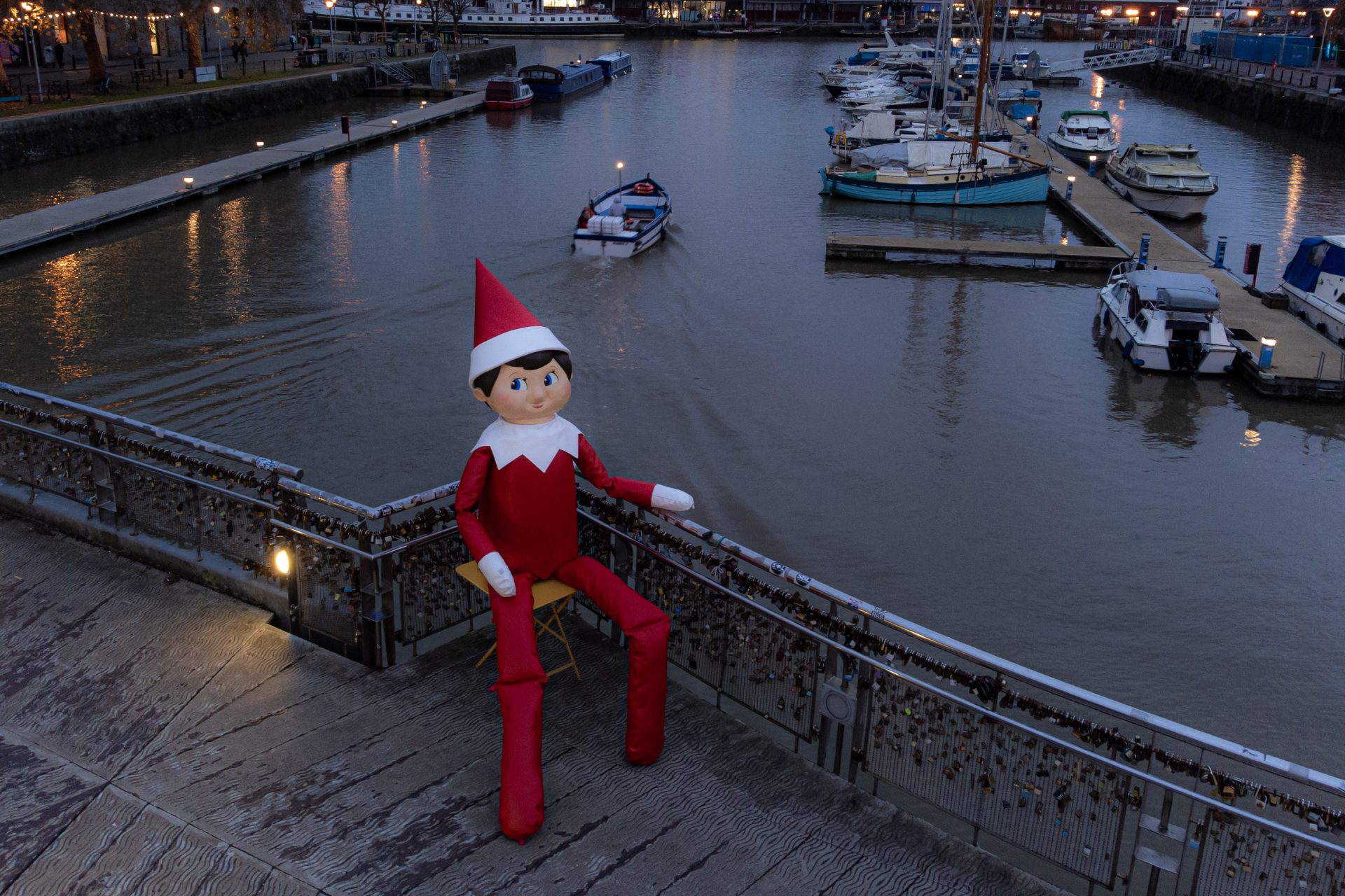 Celebridades que se hicieron GRANDES con las bromas de Elf On The Shelf esta Navidad