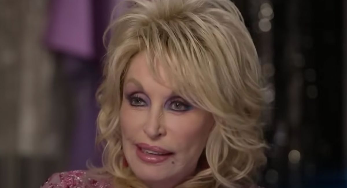 Dolly Parton explica la canción de protesta ‘World On Fire’: ‘No estoy siendo política’