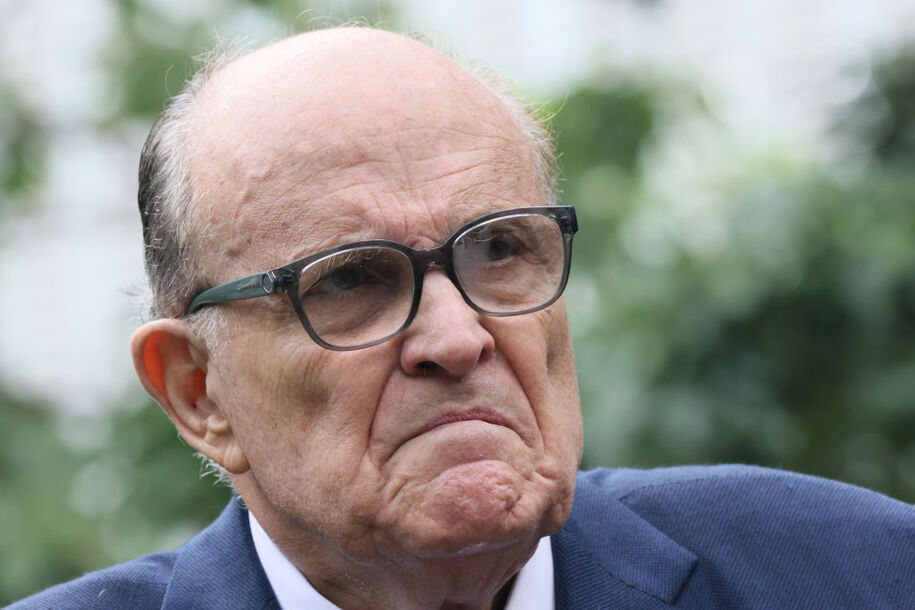Rudy Giuliani se acobarda en juicio por difamación
