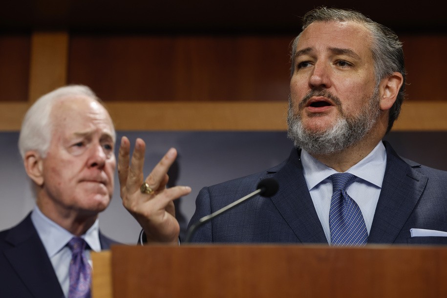Ted Cruz insta a los fabricantes de automóviles a conservar la radio AM para conversaciones conservadoras y de emergencia