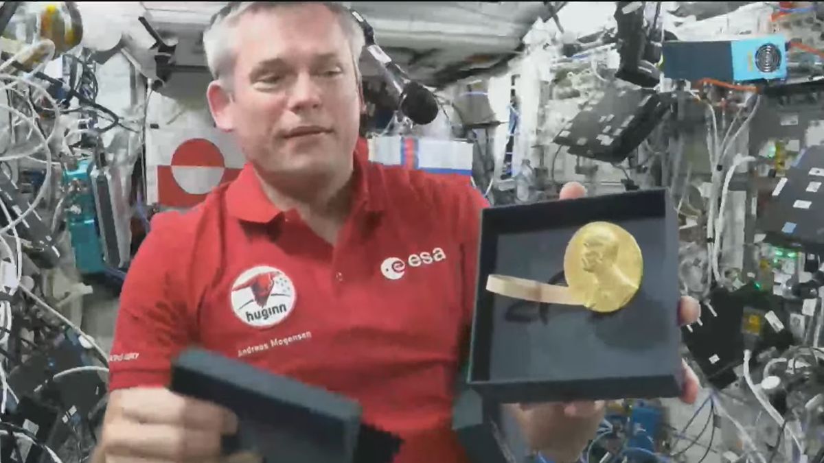 Un astronauta muestra un antiguo Premio Nobel en el espacio y habla sobre los “puntos cuánticos” en la ISS (vídeo)