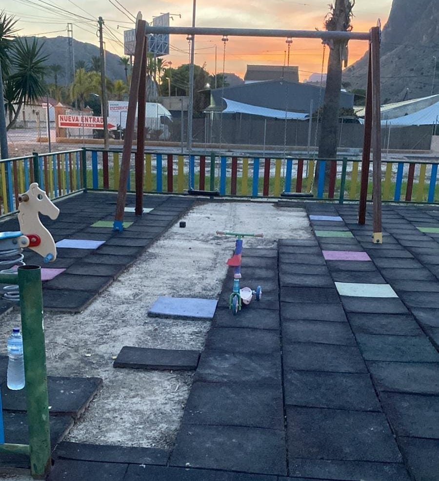 Los padres de Orihuela protestan contra el mal estado de los parques infantiles