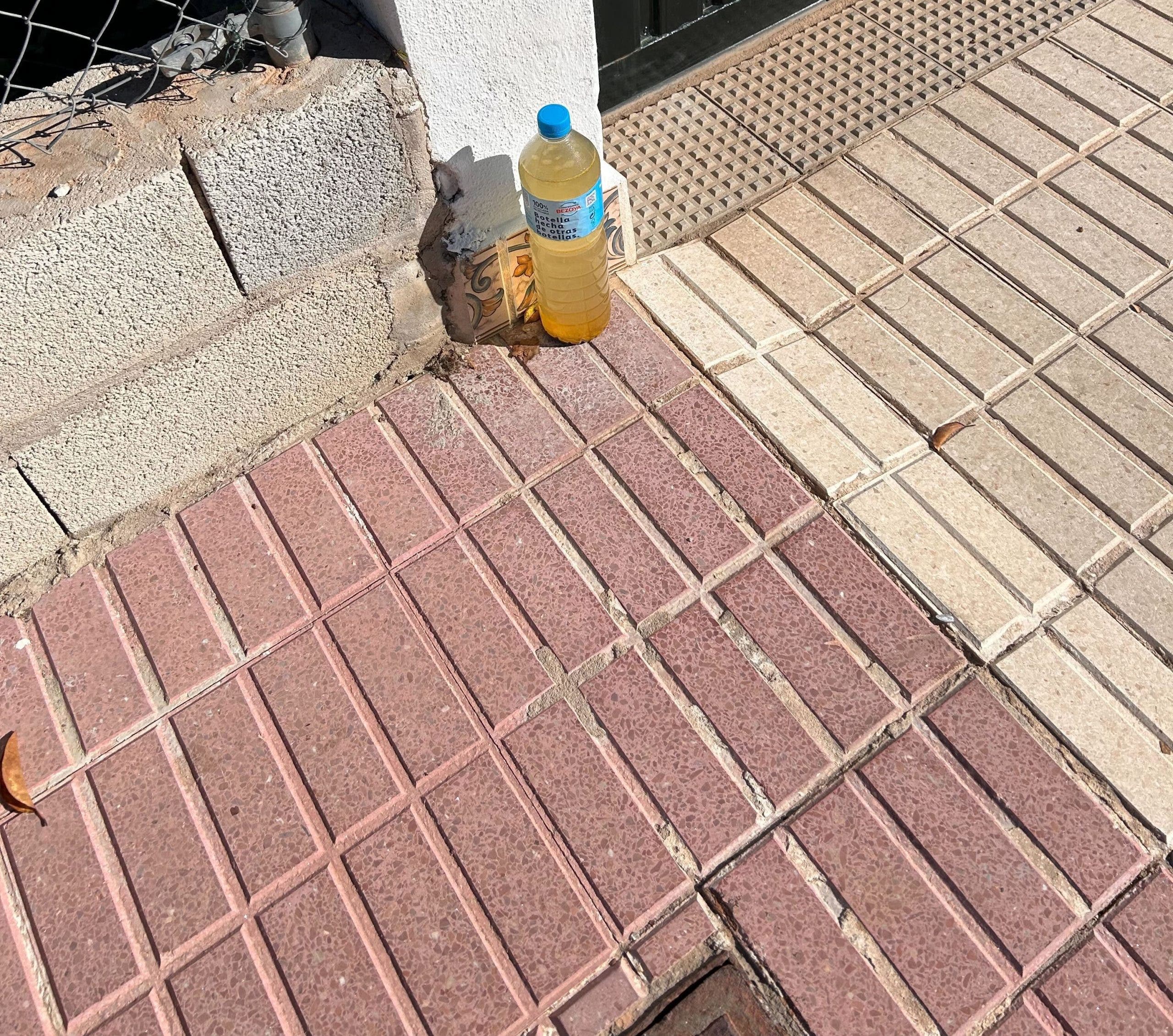 ¿Por qué algunas casas en España tienen botellas de líquido en el exterior?