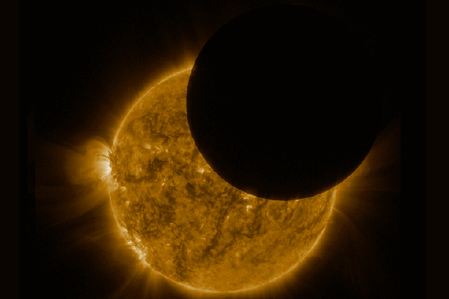 Un eclipse solar, visto desde una nave espacial que orbita a 22.000 millas de distancia