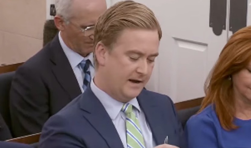 El deterioro cognitivo de Trump parece extenderse a Peter Doocy