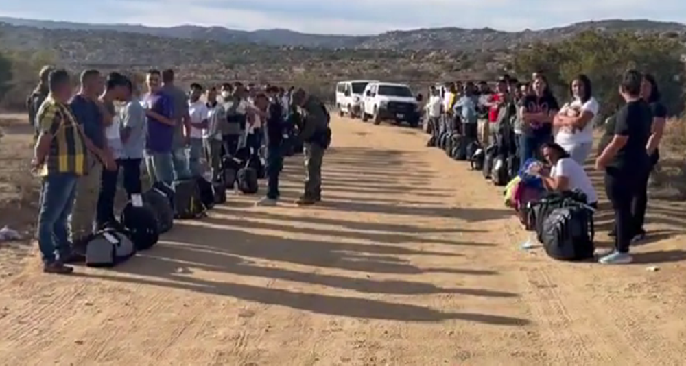 Se informa que un video muestra a ciudadanos chinos transportando equipaje “inteligente” a través de la frontera en California